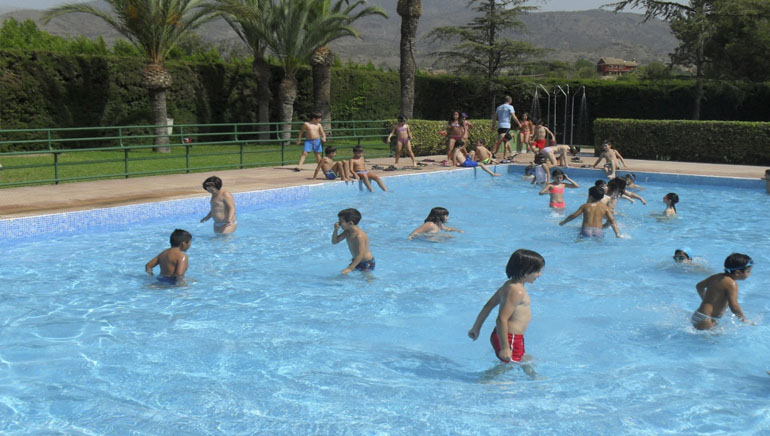 La empresa Proidman organiza las actividades en las piscinas municipales